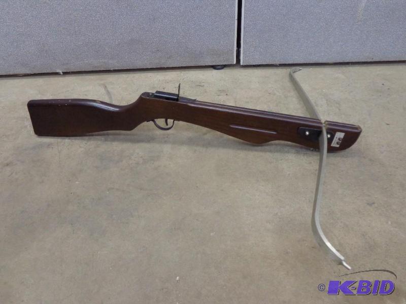 lot 66 image: Powermaster Crossbow   In good condition  mad...