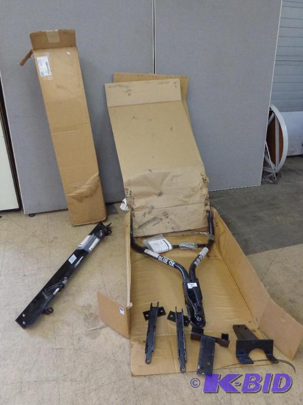 lot 8 image: Blue Ox Tow Bar   2" Coupler  Looks to b...