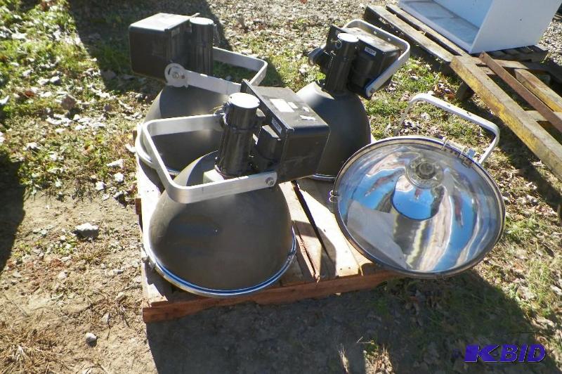 lot 18 image: Pallet with 4 light fixtures
