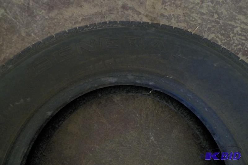 lot 28 image: General P195 70R14 Tire