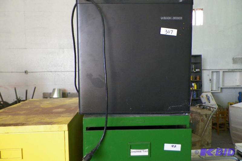 lot 307 image: Black & Decker Dorm Fridge
