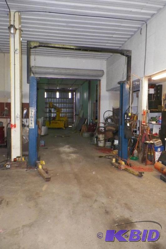 lot 6 image: Globe Model  F09 9000 Pound Auto Lift -