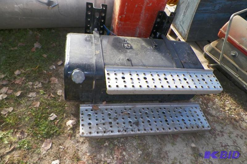 lot 7 image: Gas Tank For Truck