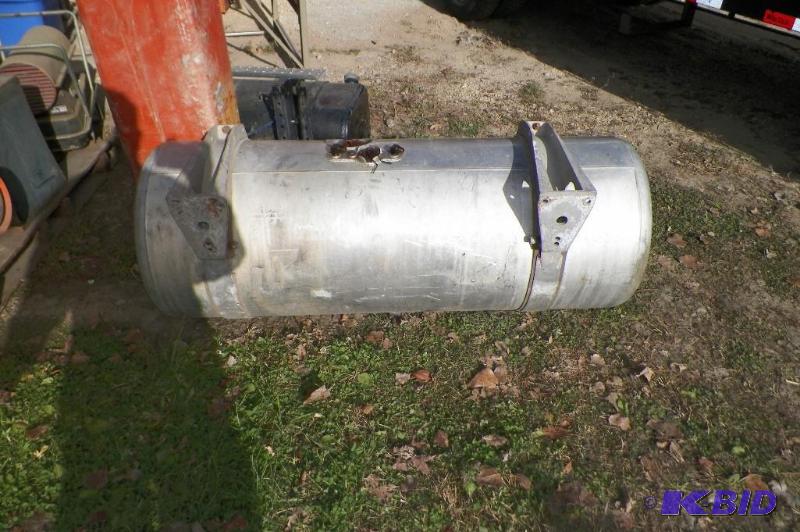 lot 8 image: Semi Fuel Tank - All Aluminum