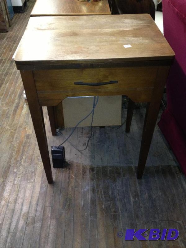 Singer Sewing Machine in Cabinet&nbsp...