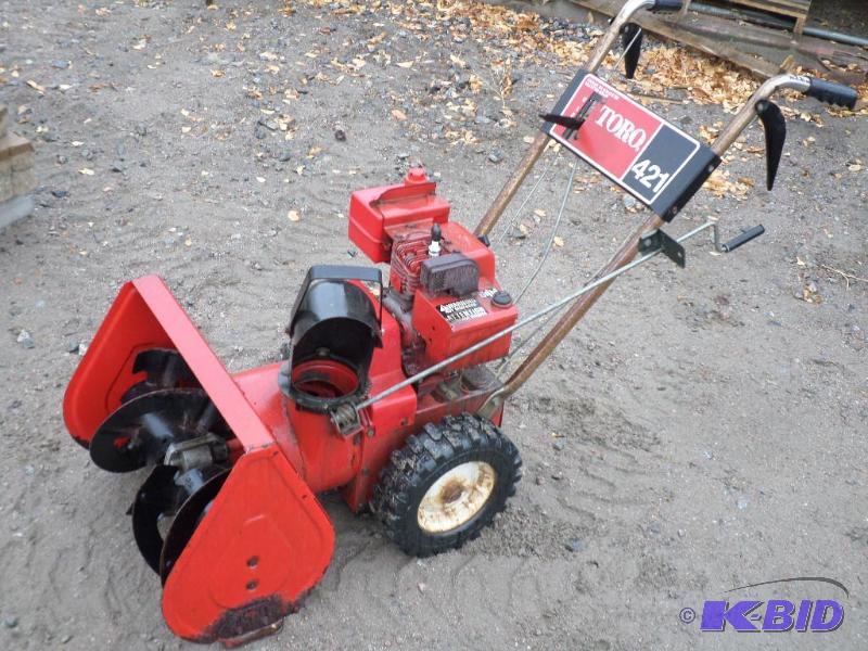 lot 10 image: Toro 524 Snow Blower, 21" Width, 5HP En...
