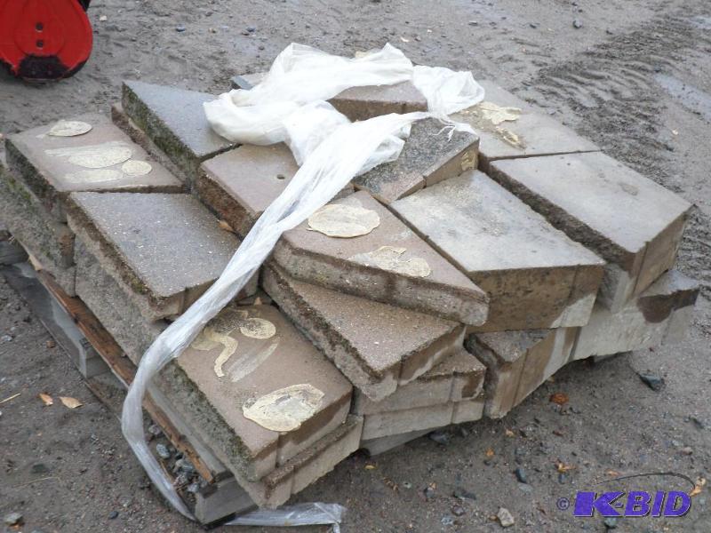 lot 11 image: Pallet Of Once Used Retaining Wall Blocks...