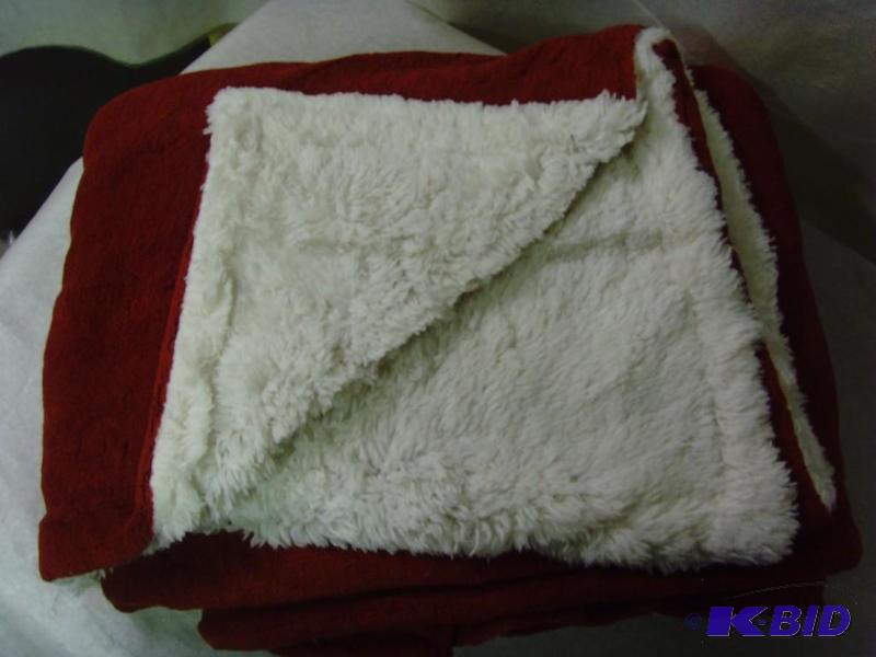 lot 109 image: Ultra Luxe Sherpa Throw