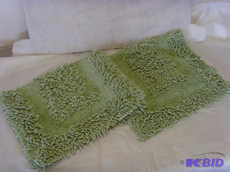 lot 157 image: Set of 2 Chennile Bath Rugs Set