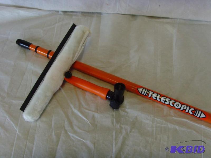 lot 262 image: 11.5 Foot Telescopic Window Cleaner