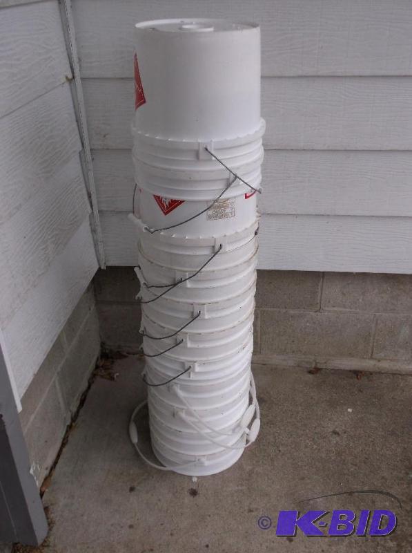 lot 109 image: lot with 10 food grade pails....