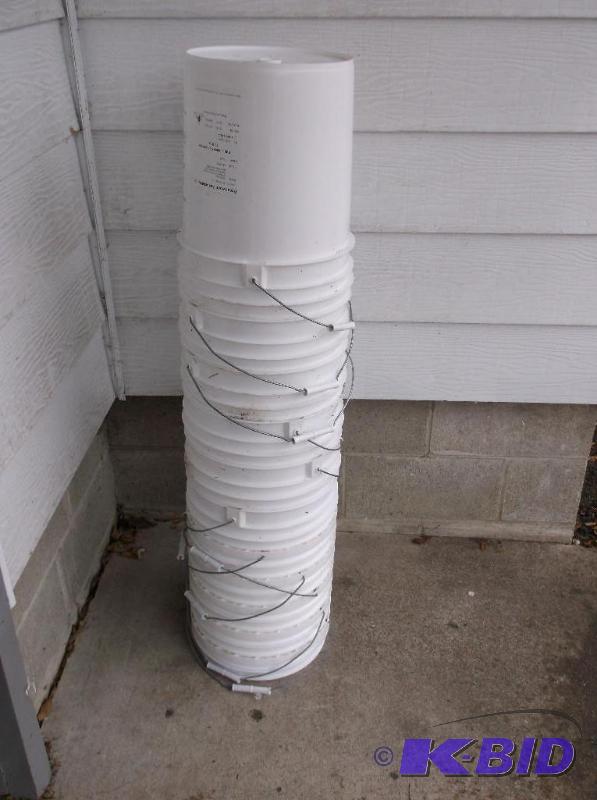 lot 110 image: Lot with 10 food grade pails....