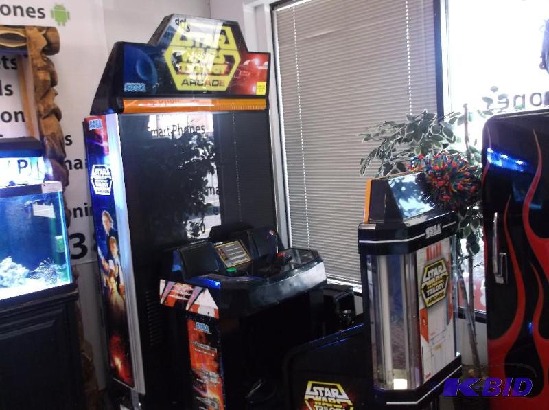 lot 17 image: Large Lucas films STAR WARS TRILOGY arcade ga...