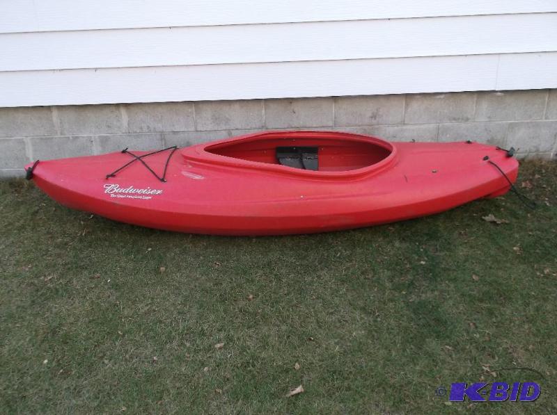 lot 19 image: Kayak measuring 8 L appears in great usable ...