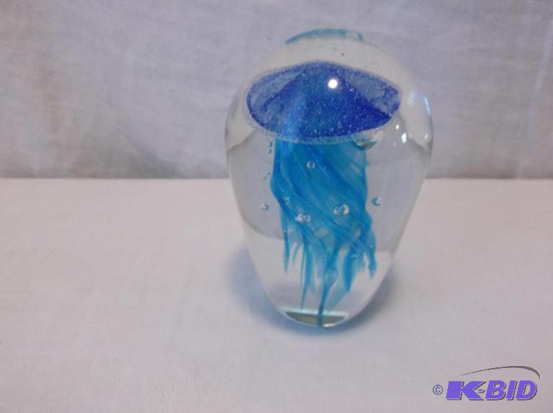 lot 30 image: Beautiful glass Jellyfish paperweightFigurin...