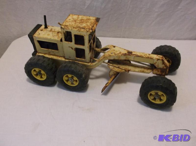 lot 71 image: Large Tonka grader measuring 17" L x 7 1...