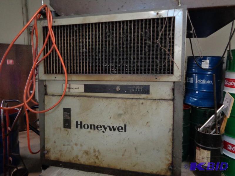 lot 10 image: Air Cleaner