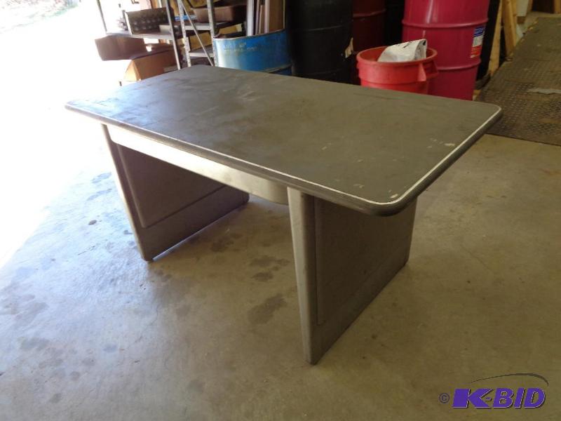 lot 4 image: Desk