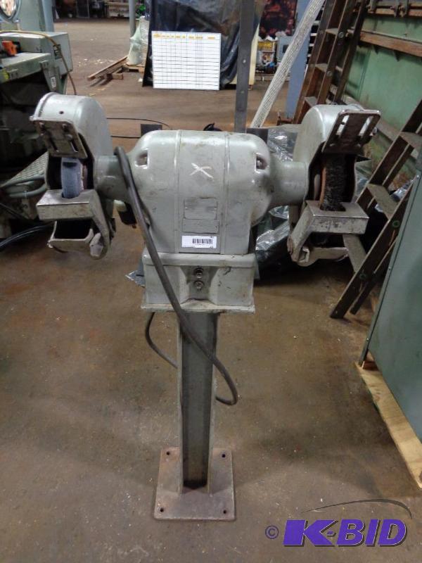 lot 40 image: Pedestal Grinder