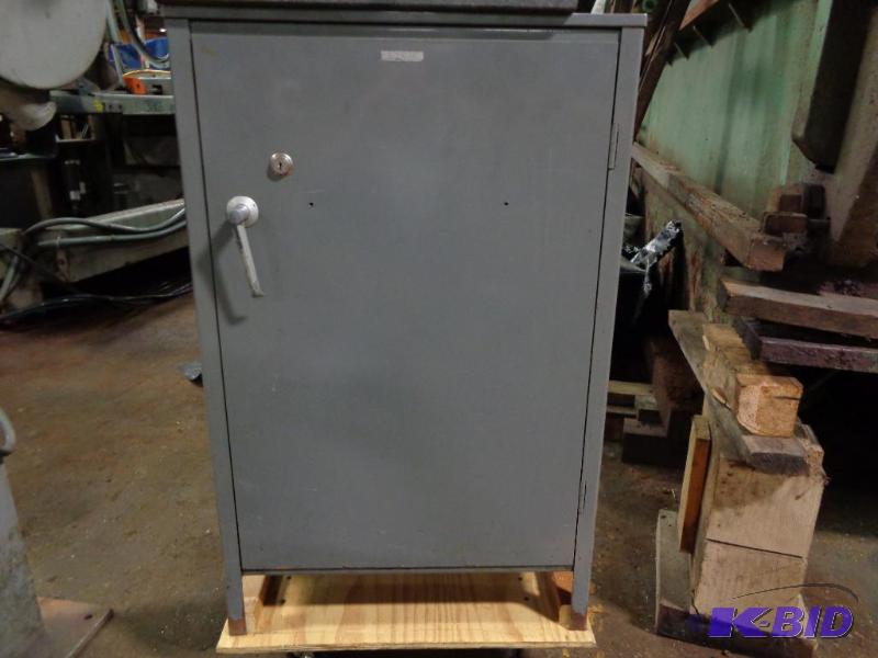 lot 47 image: Metal Cabinet