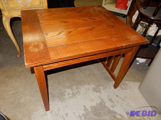 Solid oak side table.. 28 in x 24 in x 17 in ...