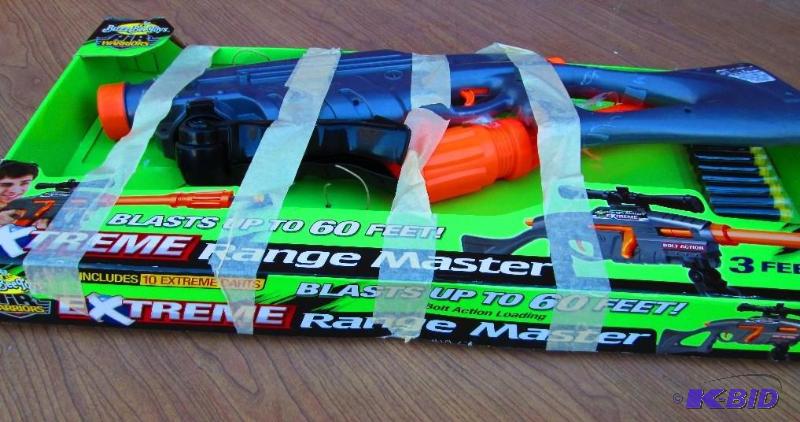 lot 14 image: Extreme Range Master toy gun...