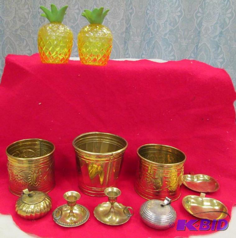 lot 179 image: Qty 11 different kind of containers...