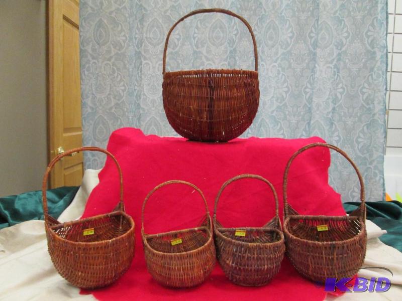 lot 190 image: Qty 5 Wicker basket different shapes, size, a...