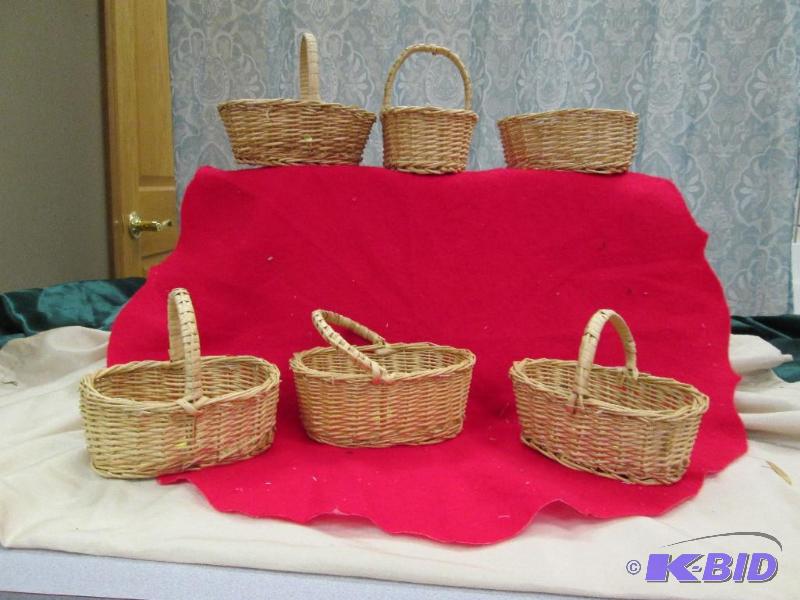 lot 195 image: Qty 6 smaller wicker baskets...