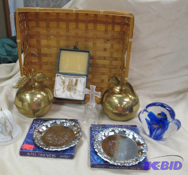 lot 225 image: Qty 8 Basket full of fun metal apple, bells, ...