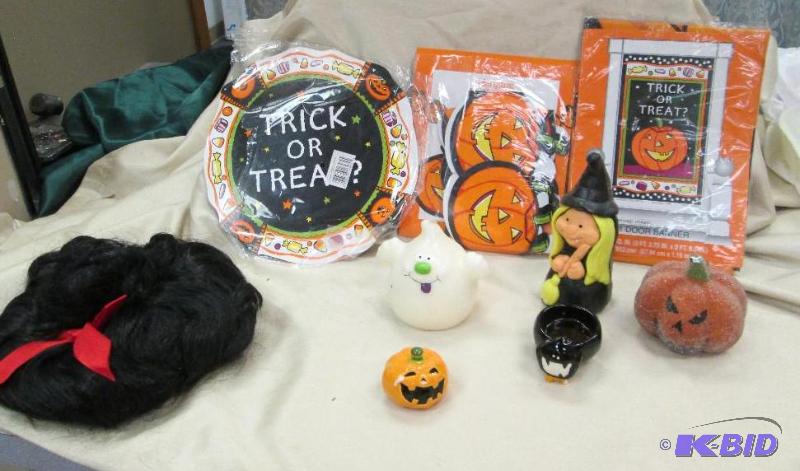 lot 245 image: Assortment of Halloween...