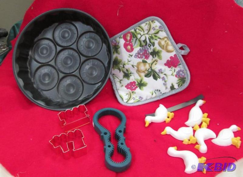 lot 261 image: Qty 5 hot pad, pan to make desert and more...