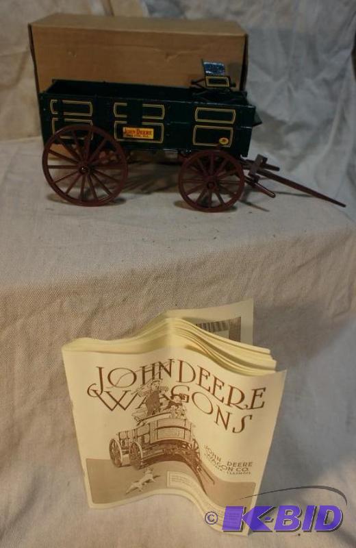 lot 40 image: New In Box John Deere Wagon - DSO544 - Please...