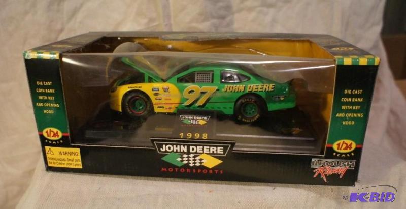 lot 43 image: New In Box John Deere 1998 Collectors Edition...