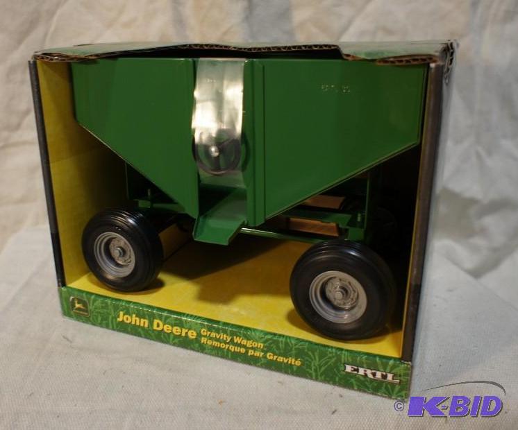 lot 45 image: New In Box John Deere Gravity Wagon - 116 Sc...