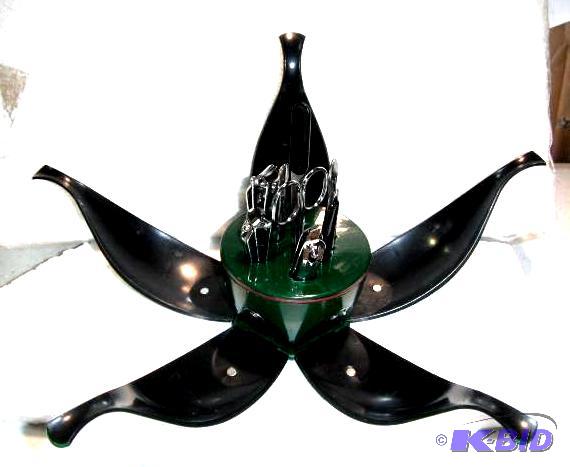 lot 114 image: Green Flower Grooming Kit - Comes with clippe...