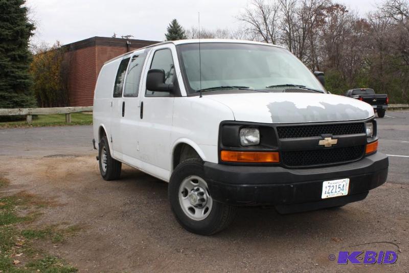 lot 2 image: 2007 Chevrolet Express Cargo Van