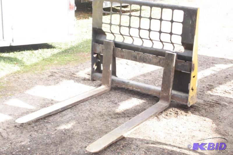 lot 23 image: 42 Quick Attach Skid Loader Forks
