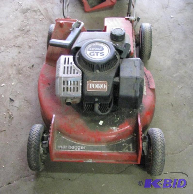 lot 140 image: Toro Lawn Mower with bag....