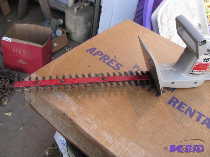 lot 143 image: Craftsman Bushwacker 16" Trimmer. Works ...
