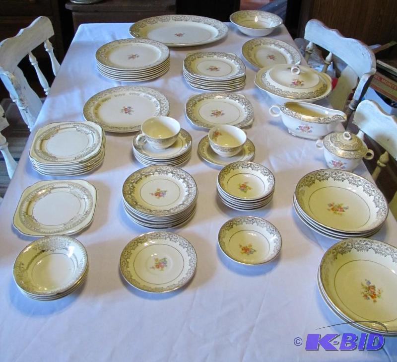 lot 16 image: Vintage set of Paden City Pottery, USA, 68 pi...