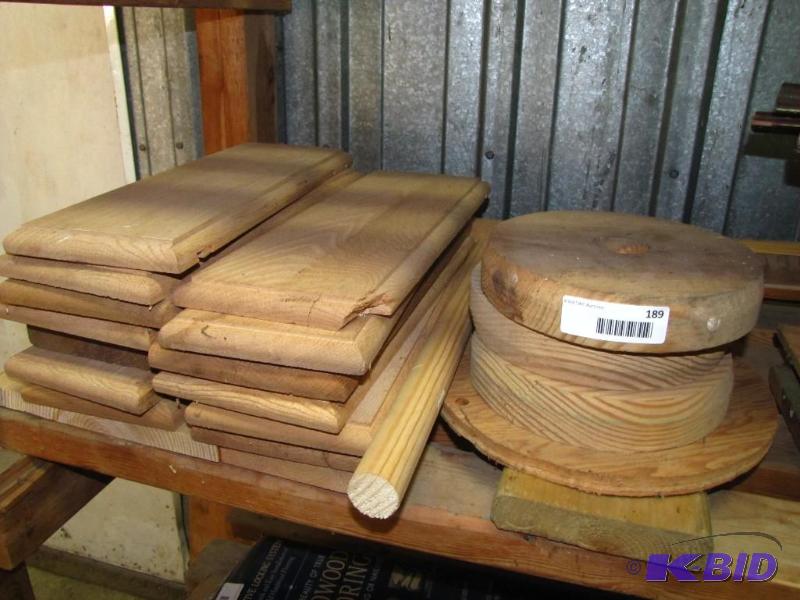 lot 189 image: Shelf lot of Unfinished Wood Rounds & Pla...