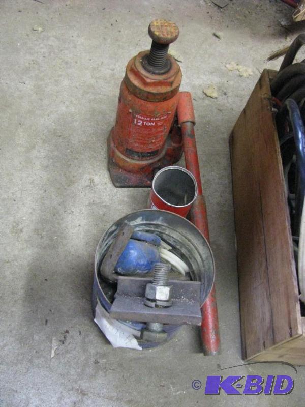 lot 211 image: Hydraulic jack jack is stuck, tools, auto re...
