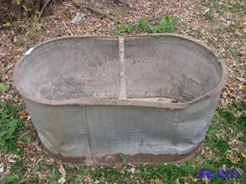 lot 265 image: Large water tank for livestock, metal...