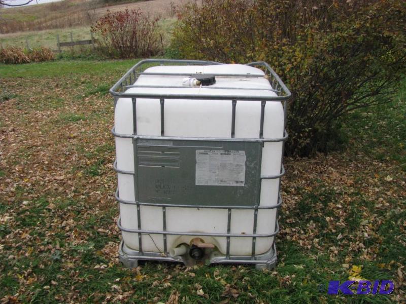 lot 266 image: Large water Tank. Good condition...