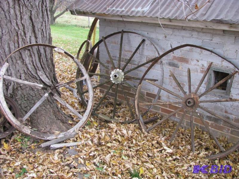 lot 275 image: Antique Farm Wagon Rim, spokes, hubs. Great d...