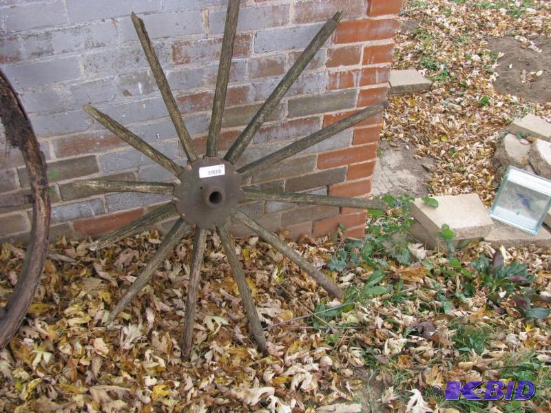 lot 276 image: Antique Wagon wheel spokes & hub. Great d...