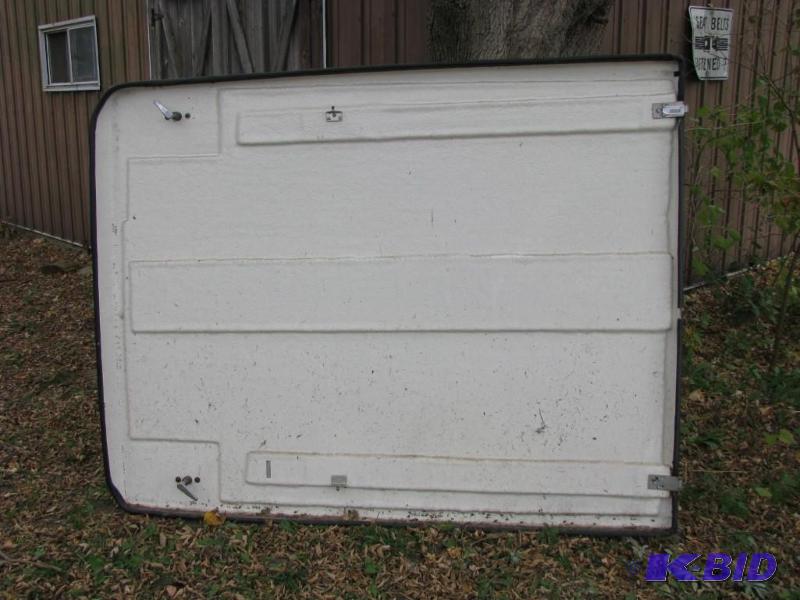 lot 294 image: Pick Up Bed Topper Chevy S-10...