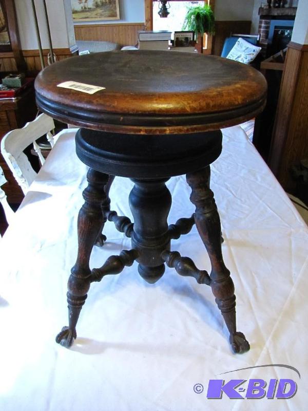 lot 30 image: Antique PianoOrgan Seat. Adjustable height, ...