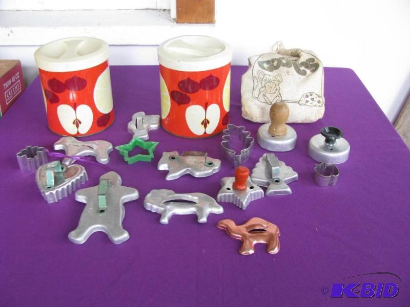 lot 312 image: vintage cookie cutters and containers two don...